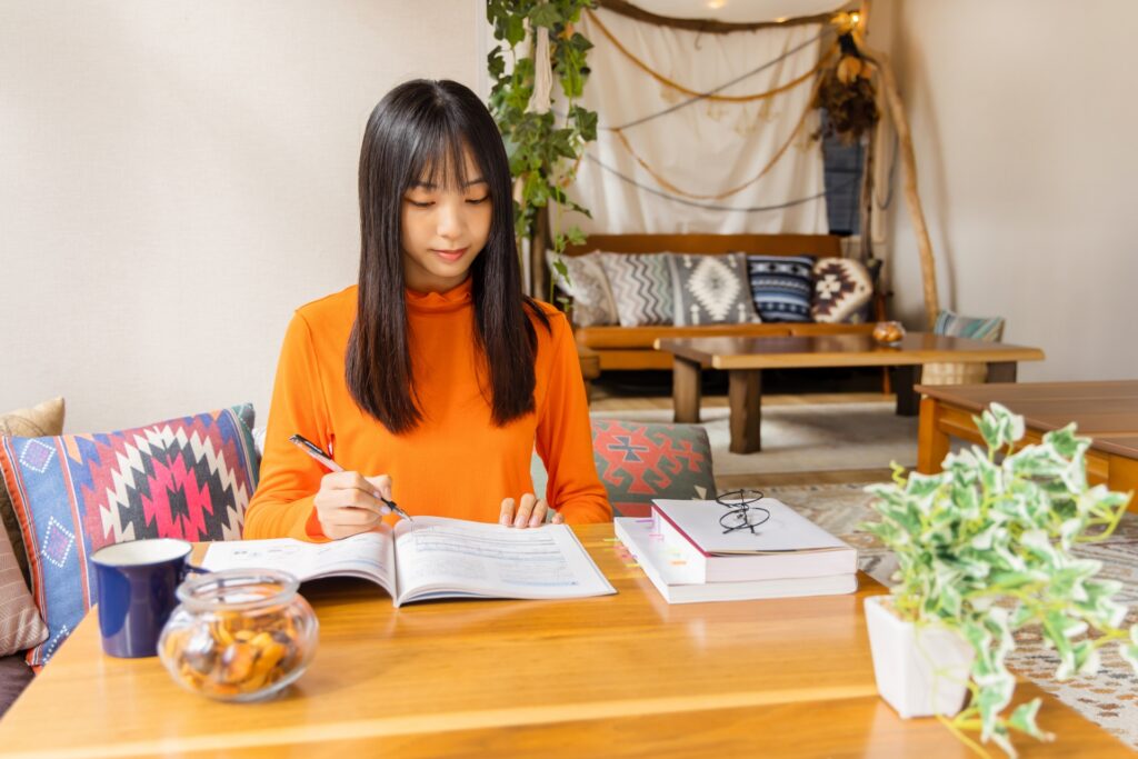 勉強する女性