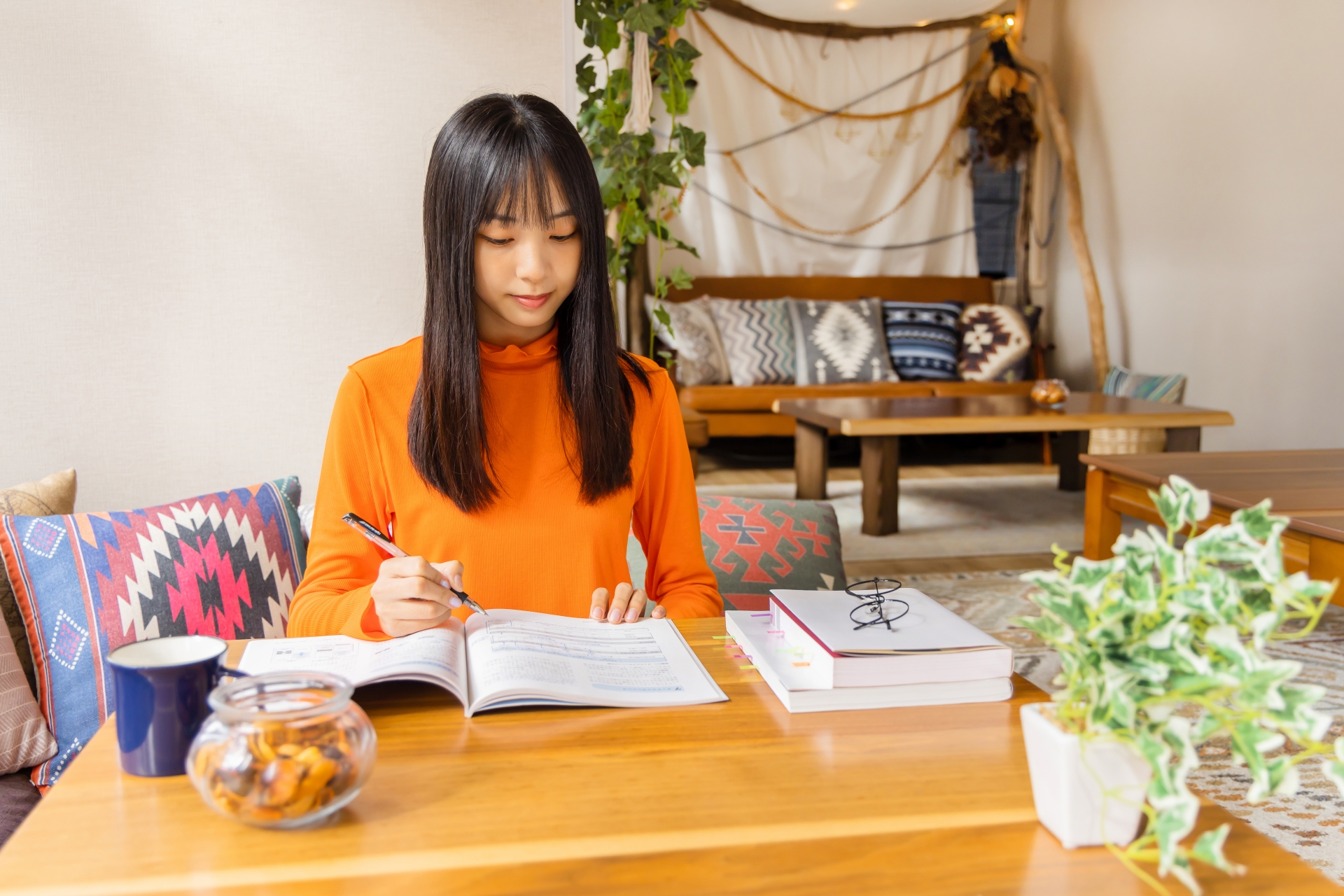 勉強する女性