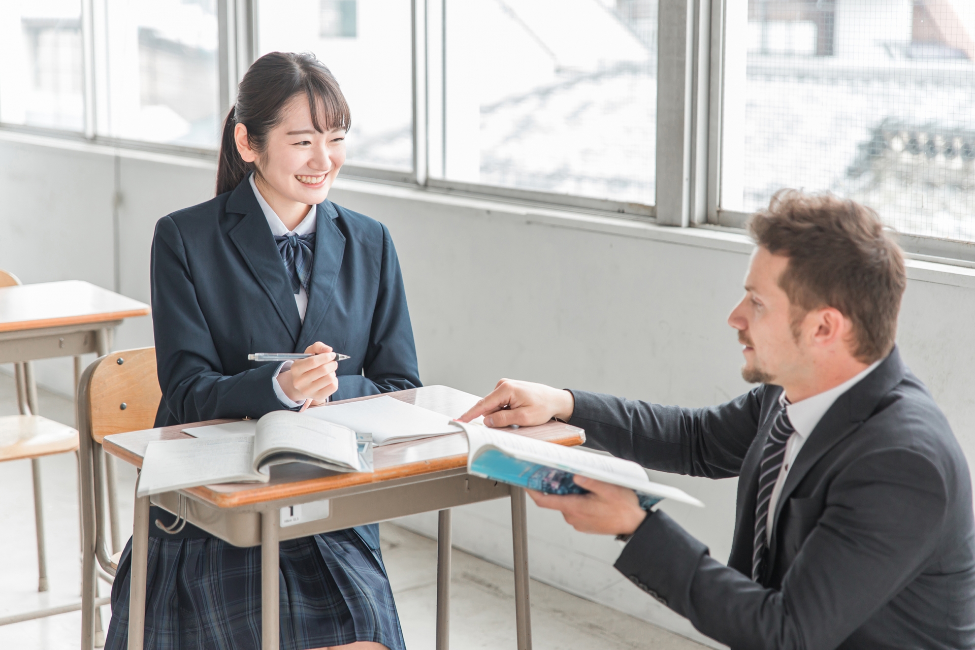 英語の授業を受ける日本人の女子高生
