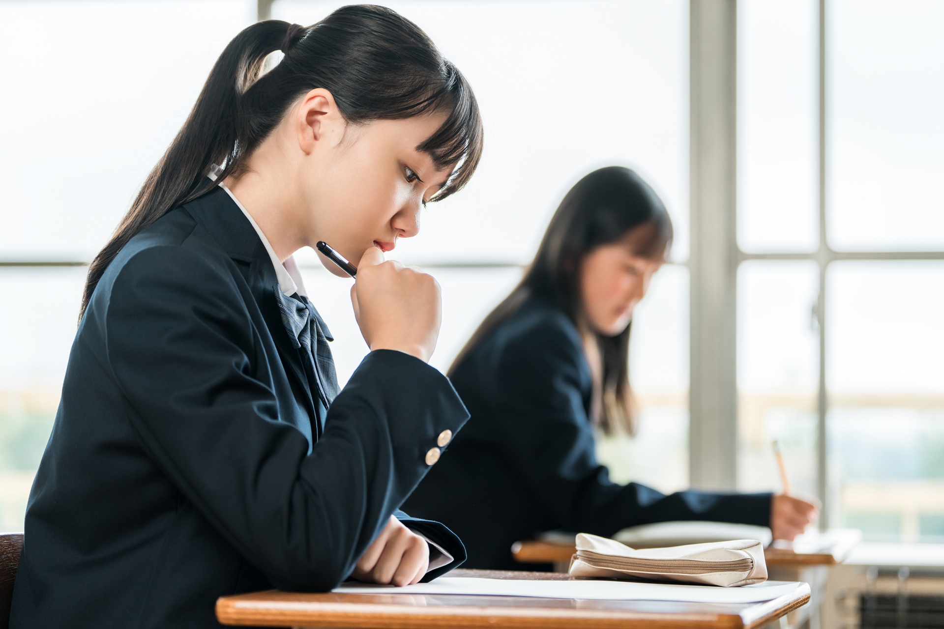 試験を受ける高校生