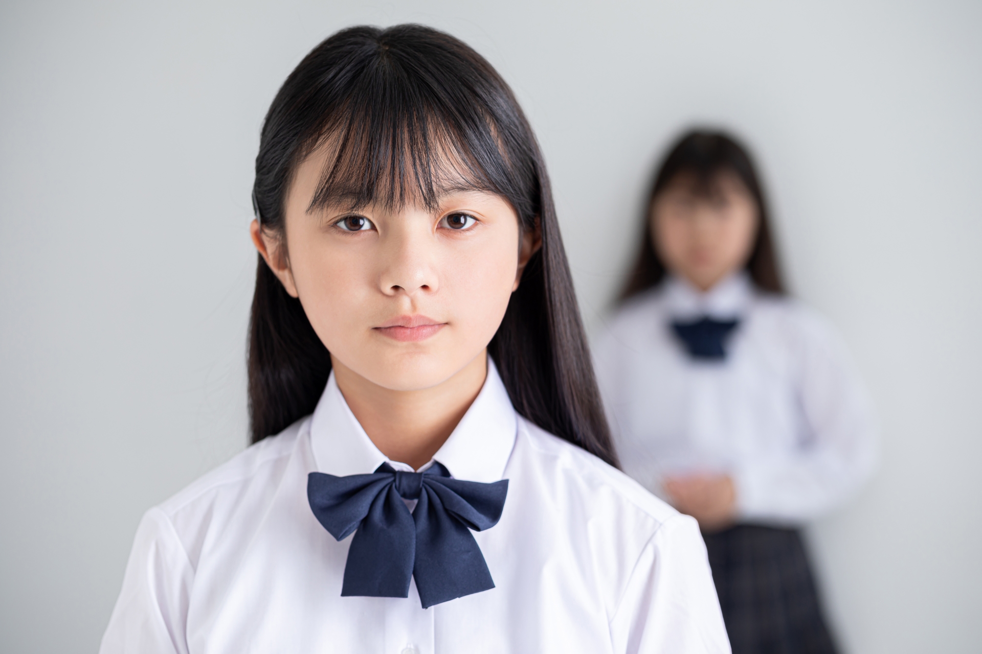 前を見つめる中学生